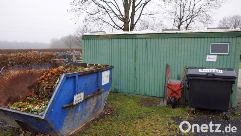 Nicht alles, was in den Grüngutcontainer des Friedhofes geworfen wird, ist wertvoller Biomüll. Die Hüllen von Grablichtern, Kunststoff und andere Materialien verunreinigen ihn. Sie führen zu einer teuren Entsorgung. Die Kosten dafür schlagen sich in steigenden Grabgebühren nieder. Bild: bkr