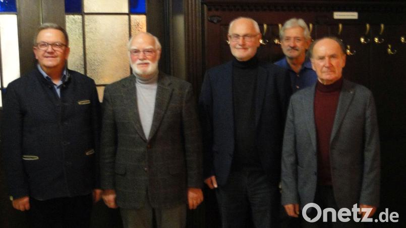 Der neue Vorstand der Amberger Briefmarkenfreunde (von links): Bürgermeister Martin Preuß, Vorsitzender Hans Dietmayr, Schatzmeister Klaus Tschierschke, Schriftführer Michael Müller und stellvertretender Vorsitzender Klaus Schmien. Bild: Heinz Bauer/exb