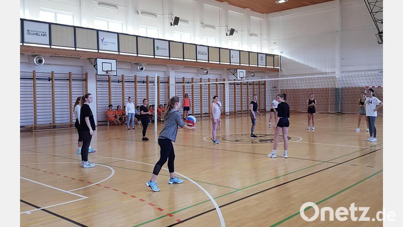 Mit seiner Partnerschule in Tschechien, dem Gymnasium Sokolov, hat das Max-Reger-Gymnasium einen Sportprojekttag absolviert. Bild: Bianca Rauchenberger/exb
