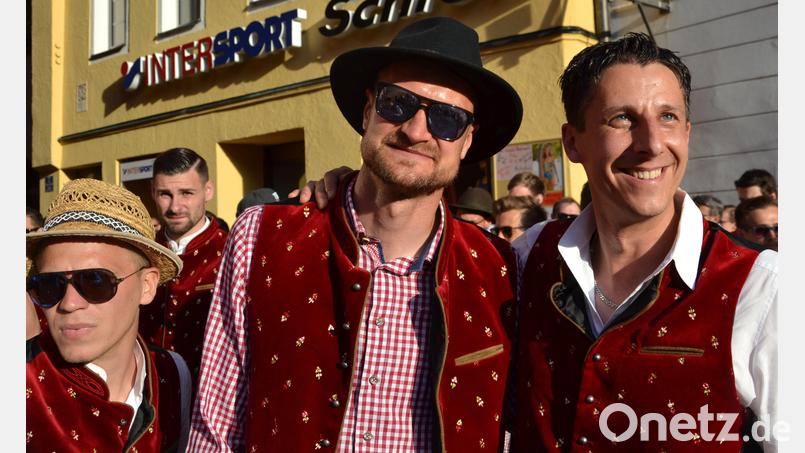 Ein seltener Schnappschuss: Christian Keller (rechts) erschien 2017 zur Aufstiegsfeier des SSV Jahn Regensburg in die 2. Bundesliga in Tracht auf dem Haidplatz. Neben ihm die Jahn-Aufstiegshelden Markus Palionis (Mitte) und Alexander Nandzik. Archivbild: Fabian Leeb