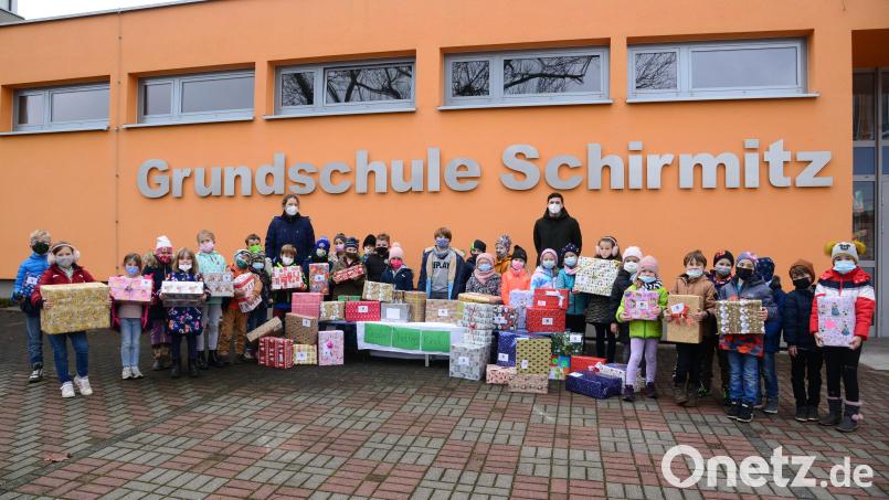 Stolz zeigen die Schirmitzer Schüler, wie viele Hilfspakete für die Aktion zusammengekommen sind. Bild: bey