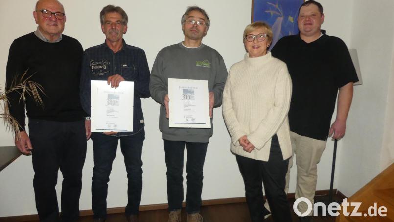 Reinhard Gebhardt (links), Ehefrau Gaby und Sohn Thomas (rechts) danken (von links) Wolfgang Beer und Johannes Roth für 30 Jahre Betriebszugehörigkeit. Bild: rn