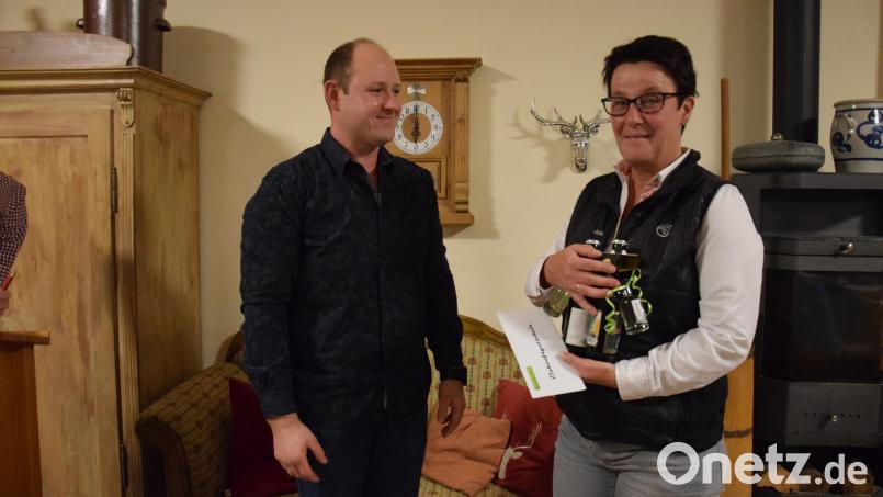 Mit einem kleinen Geschenk verabschiedet der frisch gewählte Vorsitzende Heiko Glaser seine Vorgängerin Petra Reil. Bild: fla