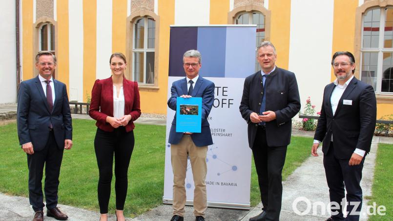 Da ist das Ding: Landtagsabgeordneter Tobias Reiß (von links), Digitalministerin Judith Gerlach, Wissenschaftsminister Bernd Sibler, Wirtschafts-Staatssekretär Roland Weigert und der Professor Sami Haddadin präsentieren die Projektstudie mit dem Titel „Internationales KI-Wissenschafts- und Begegnungszentrum“. Bild: stg