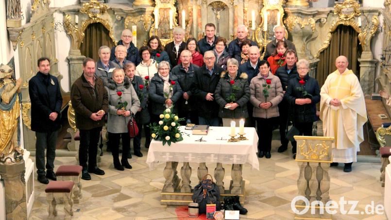 Die Ehejubilare der Pfarreiengemeinschaft Teunz- Niedermurach-Pertolzhofen feierten zusammen mit Pfarrer Herbert Rösl (rechts) und Pastoralreferent Andreas Dandorfer (links) einen Dankgottesdienst. Bild: Josef Böhm