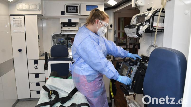 Das BRK ist gerüstet für eventuelle Verlegungen von Covid-19-Patienten: Eine Mitarbeiterin des Rettungsdiensts in Schutzmontur checkt die medizinische Ausstattung im Intensiv-Verlegungsfahrzeug. Bild: Petra Hartl