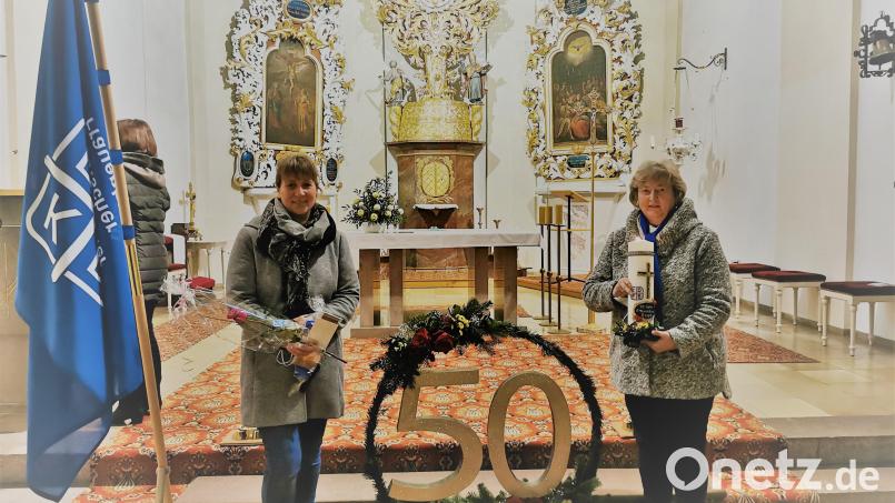 Im Namen des Frauenbundes begrüßte Vorsitzende Beate Roth (rechts) das neue Mitglied Nicola Hummer und dankte Carmen Floss für die tollen Kunstwerke. Bild: gz