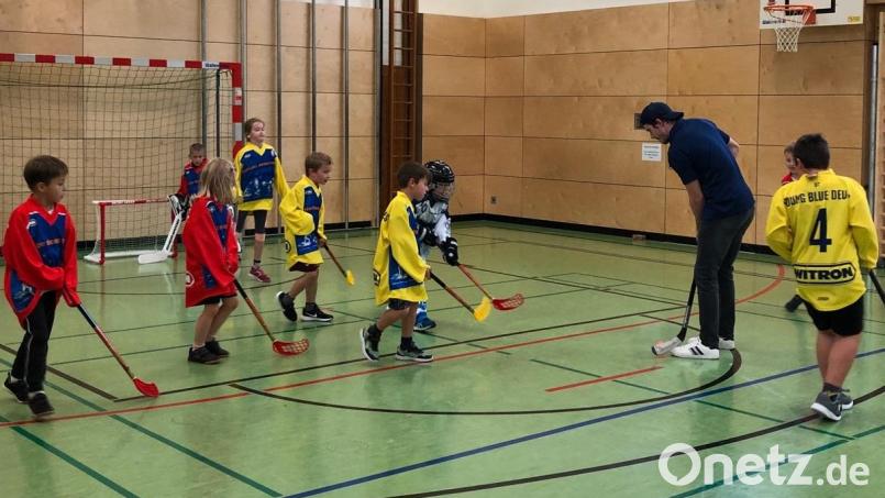 Der EV Weiden besuchte die Erst- und Zweitklässler der Grundschule Altenstadt/WN. Bild: sm