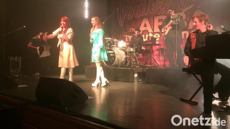 In Erinnerungen an die legendäre Pop-Gruppe ABBA schweltgten die Besucher am Freitag in der Stadthalle Neustadt. Bild: sei