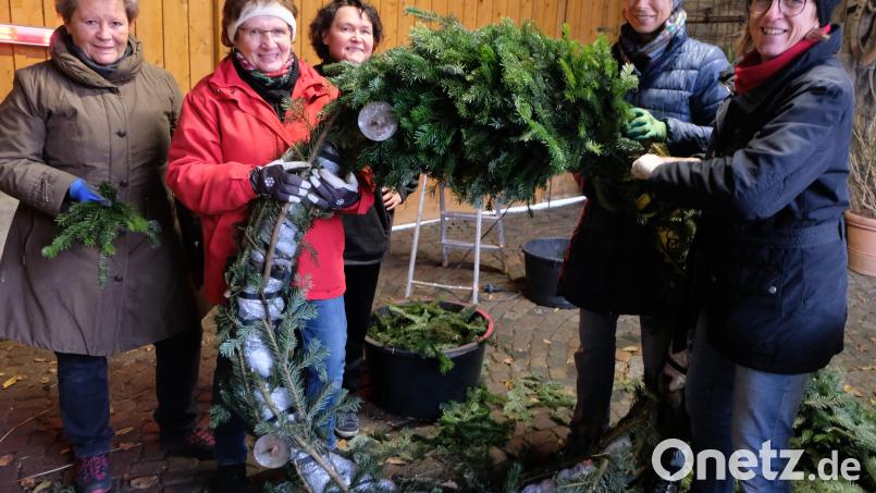 Christa Riebel, Anita Gailitzdörfer, Brigitte Beer, Karin Rast und Marlene Noetzel (von links) lassen nach und nach das Eisengestell unter Zweigen verschwinden. Bild: le