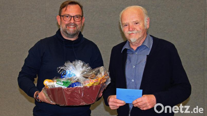 SPD-Fraktionssprecher Jürgen Ranft (links) dankte Gerhard Greger (rechts) mit einem Präsentkorb. Bild: hd
