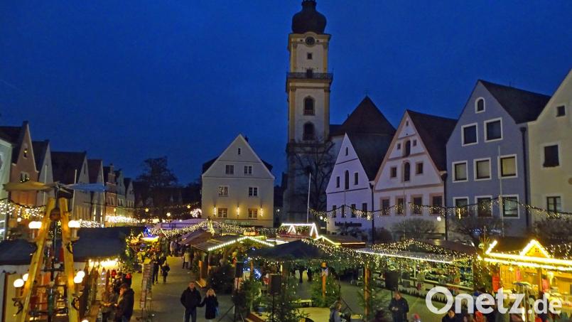 Wie aus einer vergangenen Zeit wirkt diese Aufnahme vom Christkindlmarkt Weiden 2019. In diesem Jahr ist das Weihnachtstreiben am Marktplatz zum zweiten Mal coronabedingt abgesagt. Archivbild: Dobmeier