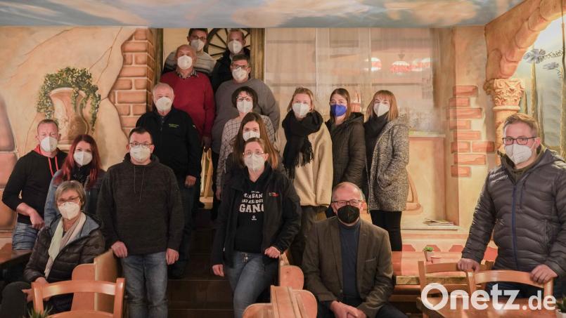 Positiv überrascht war Bürgermeister Roman Schäffler (rechts vorne sitzend) von der regen Diskussion der Vereinsvertreter in der Santana. Bild: jzk