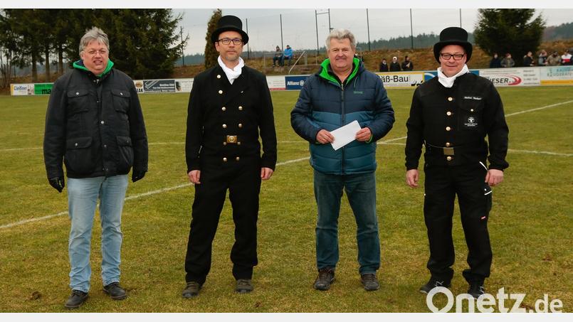 Zweiter Vorsitzender Helmut-Stefan Neugirg (von links), Bezirkskaminkehrermeister Matthias Schupfer, Erster Vorsitzender Peter Schieder und Kaminkehrermeister Markus Neubert bei der Spendenübergabe. Bild: exb