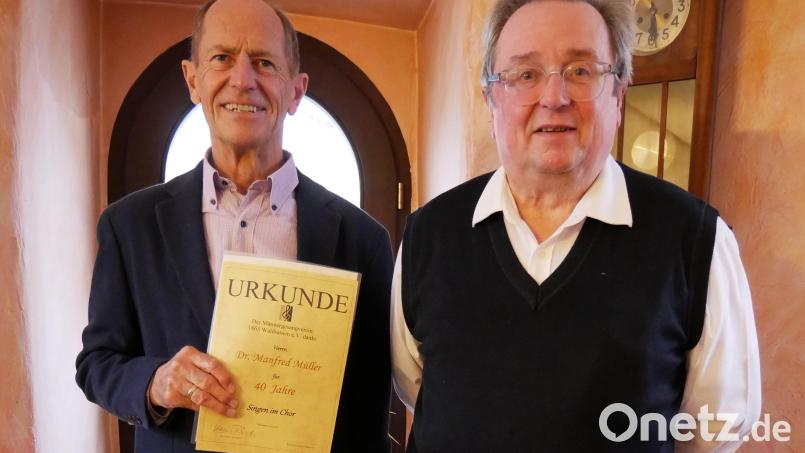 Zweifache Ehrung für Manfred Müller (links). Männergesangvereinsvorsitzender Klaus Rösch (rechts) überreichte neben der Vereinsehrung für 40 Jahre Mitgliedschaft auch die Auszeichnung des Fränkischen Sängerbundes für 40 Jahre aktives Singen. Bild: hmr