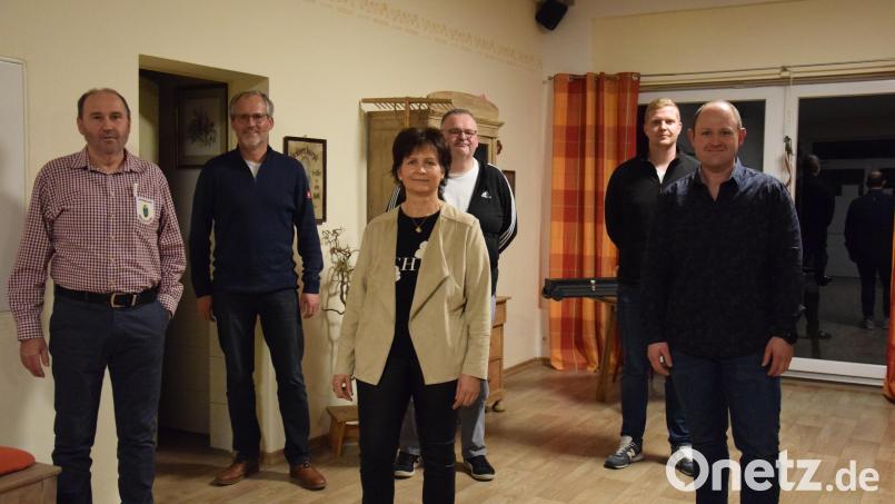 Das neue Vorstandsteam des Oberpfälzer Waldvereins mit Roman Bauer, Antje Seer, Heiko Glaser (vorne von links), Christian Gallitzendörfer und Bernhard R. Karl (hinten von rechts) sowie Horst Pleyer vom angegliederten Ski-Club (hinten links). Bild: fla