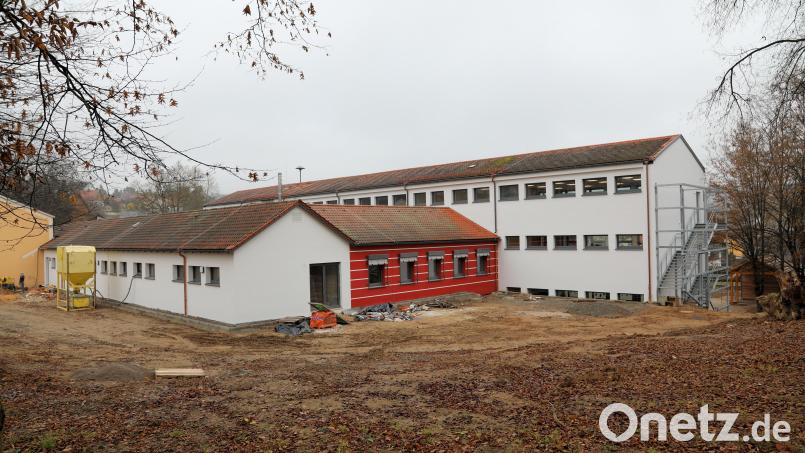 Die Umbauarbeiten für das Hauptgebäude sind bis auf die Außenanlagen weitgehend abgeschlossen. Die Fluchttreppen warten auf ihre Fertigstellung. Bild: akp