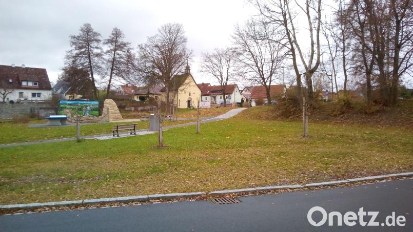 Hier vor der neu gepflanzten Baumreihe könnten im Bereich Josefstadt eventuell Parkplätze geschaffen werden. Bild: fpoz