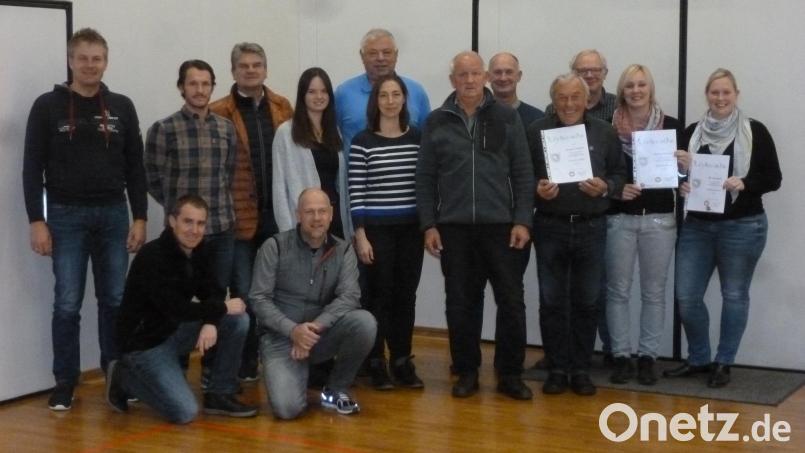Die neue Vorstandschaft des WSV Nabburg um Vorsitzenden Wolfgang Kühn (Sechster von rechts) zeigt das Foto zusammen mit den Geehrten, Thomas Lobinger, Ulrich Herbst, Simone Obermeier und Pia Obermeier. Bild: WSV/Kühn/exb