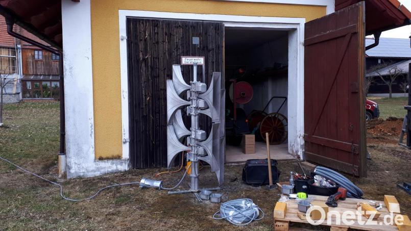Um die Installation neuer und zusätzlicher Sirenen für den Katastrophenschutz ging es jüngst im Marktrat Konnersreuth. Vergangenes Jahr waren in der Nachbarkommune Waldsassen in der Stadt selbst und in mehreren Ortsteilen, wie hier in Egerteich, neue Sirenen installiert worden. Archivbild: pz