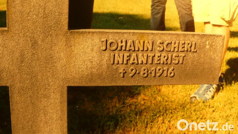 Auf dem Friedhof Romagne-Sous-les-Cotes bei Verdun sind 2227 deutsche Soldaten beigesetzt. Dort besuchten die Reservisten das Grab des 1916 gefallenen Infanteristen Johann Scherl aus Speinshart. Archivbild: rn