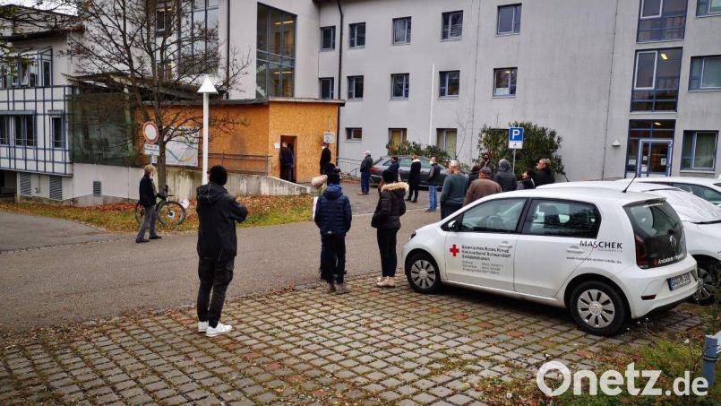 Vor dem Impfzentrum in Nabburg bilden sich regelmäßig Schlangen. Hier warten Menschen auf ihre Erst- oder Zweitimpfung. Bild: td