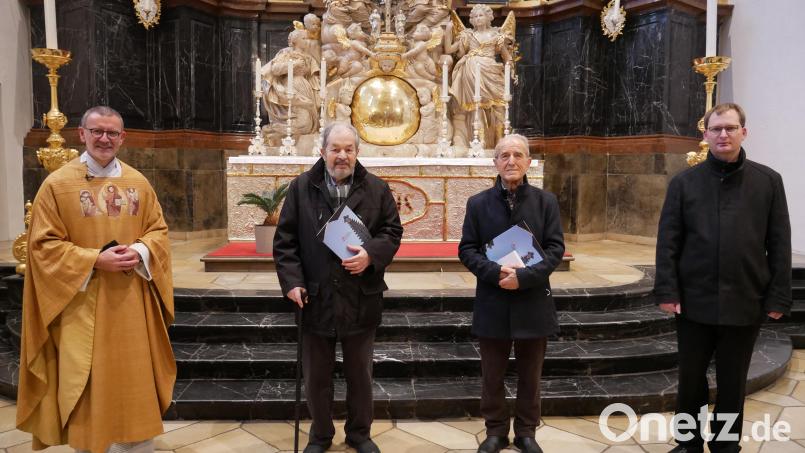 Eine besondere Ehrung mit der Bischof-Johann-von-Sailer-Medaille und einer Urkunde von Bischof Dr. Rudolf Voderholzer für über 70 Jahre Chorgesang im Kirchen- bzw. Basilikachor Waldsassen erhielten am Sonntag aus den Händen von Stadtpfarrer Dr. Thoma Vogl (links) und Kirchenmusikdirektor Andreas Sagstetter (rechts) die langjährigen Chormitglieder Günther Juba und Herbert Weiß (Zweiter und Dritter von links). Bild: hmr