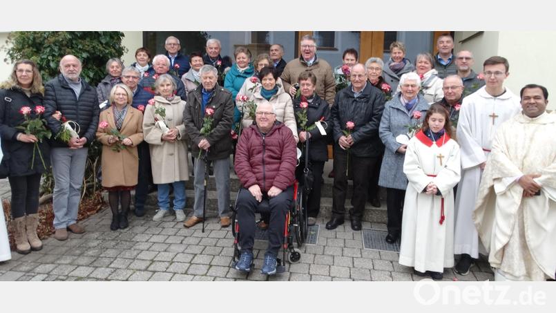 Ihr Ehejubiläum feiern 16 Paare aus der Pfarreiengemeinschaft Vilseck-Schlicht-Sorghof bei einem Gottesdienst, den Pfarrer Robin Xavier zelebriert. Bild: ct