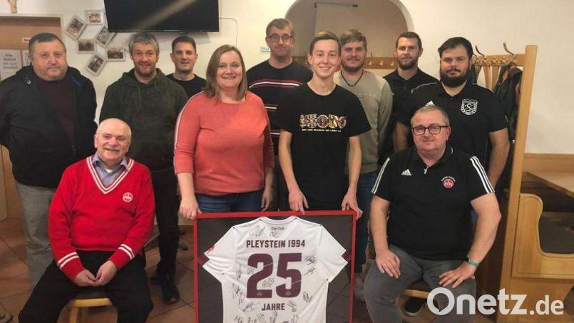 Daniel Vater (rechts, sitzend) bleibt Vorsitzender des FCN-Fanclubs Pleystein 1994. FCN-Fanclub-Beauftragter Dieter Altmann (links) sitzend gratulierte den neuen Vorstandsmitgliedern zu ihrer Wahl. Bild: bey