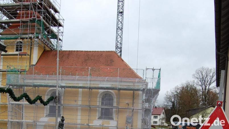 Auf der Baustelle der St. Barbara-Kirche in Irchenrieth ist Winterpause eingekehrt. Die weiterhin bestehende Engstelle an der Kirche bedeutet bei der Ortsdurchfahrt für alle Verkehrsteilnehmer nun zur Winterzeit besondere Vorsicht und vor allem Geschwindigkeitsbeschränkung! Bild: grm