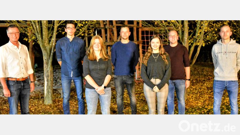 Bürgermeister Hermann Falk (links) gratuliert dem neuen Vorstand (von links): Vorsitzender Felix Rumpler, Zweite Vorsitzende Marlene Siegler, Schriftführer Leonhard Hüttner, Vorsitzende Marie Lederer, Kassier Jonas Beierl und Zweiter Vorsitzender Tobias Gnan. Bild: fdl