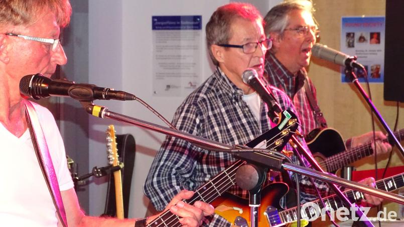 Lehrer, Sportler und bei vielen Ambergern hoch geschätzter Rockmusiker:
Wenn Bernd Stief (Zweiter von links) mit seiner Band Sound Society loslegte, waren die Säle voll. So wie 2018 im Amberger Stadtmuseum. Mit ihm auf der Bühe standen damals Raimund Prechtl (links) und Werner Schlenzig (rechts). Bild: Houschka