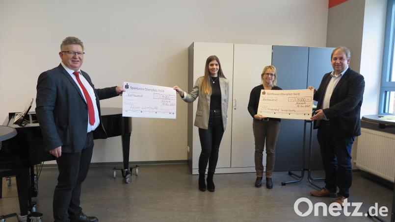 Realschuldirektor German Helgert (links) und Beratungsrektorin Margit Friedl (Dritte von links) überreichten je einen Scheck über 4 000 Euro an Isabel Sommerer von der &quot;Aktion Lichtblicke&quot; (in Vertretung der Schirmherrin Claudia Grillmeier) und Holger Hassel vom SOS-Kinderdorf Immenreuth. Bild: jzk