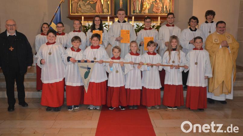 Am Christkönigssonntag wurden acht neue Ministranten (erste Reihe) in die Schar der Ministranten der Pfarrei St. Jakob neu aufgenommen. Zur Begrüßung erhielten sie durch Kaplan Daniel Schmid (rechts) die Ministrantenplakette. Mit im Bild Stadtpfarrer Anton Witt (links), sowie ein der Teil der verabschiedeten Ministranten. Bild: jr