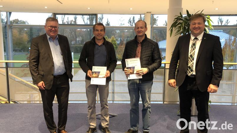 Ambergs Oberbürgermeister Michael Cerny (links) und stellvertretender Landrat Stefan Braun (rechts) überreichten die Preise an Bernhard Schmidbauer aus Lintach (Zweiter von links) und Christian Wendl aus Hahnbach (Zweiter von rechts). Bild: Corinna Loewert (Klimaschutzmanagerin der Stadt Amberg)/exb