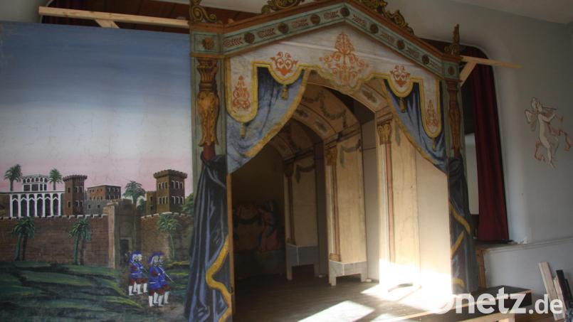 Thema in "Wir am Steinwald" (Ausgabe 29) ist auch das Heilige Grab in Pullenreuth. Es soll an Ostern 2022 eingeweiht werden. Die Teile lagern - zum größten Teil auch bereits aufgebaut - im Weiß-Saal nahe der Grünen Mitte in Pullenreuth. Bild: wro