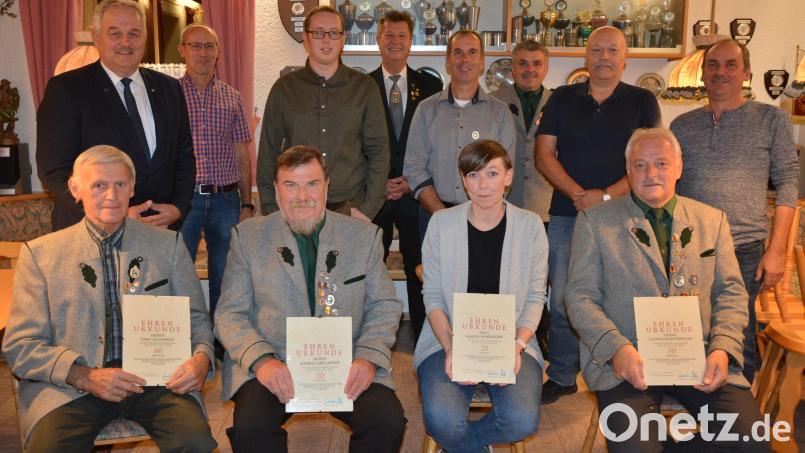 Schon seit Jahrzehnten halten diese Mitglieder dem Schützenverein Großensees die Treue, dafür wurden sie jetzt ausgezeichnet. Im Bild sitzend (von links) Karl Gleißner, Konrad Grillmeier, Marika Haberkorn und Ludwig Ernstberger. Stehend (von links) Bürgermeister Johann Burger, Wolfgang Bauer, Stefan Ernstberger, Gauschützenmeister Manfred Zölch, Max Schmid, Vorsitzender Helmut Kipferl, Joachim Reinsch und Wolfgang Haberkorn. Bild: jr