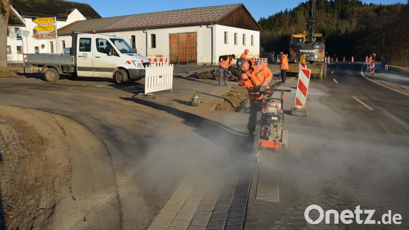 Die Granitsteine an der Abzweigung der Kreisstraße 32 nach Oberbernrieth wurden durch Straßenbauarbeiter entfernt. Jetzt soll die Rinne asphaltiert werden, hieß es. Bild: dob