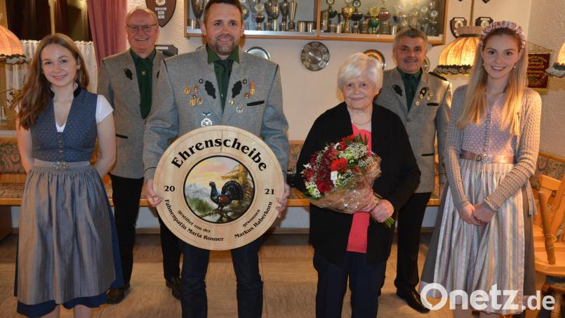 Die Sieger des diesjährigen Königschießens und der von Fahnenpatin Maria Rosner gestifteten Ehrenscheibe (von links) mit Nele Haberkorn, Schützenmeister Erich Völkl, Markus Haberkorn, Fahnenpatin Maria Rosner, Vorsitzendem Helmut Kipferl und Sarah Haberkorn. Bild: jr
