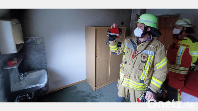 Mit einer Wärmebildkamera suchte ein Feuerwehrmann der Feuerwehr Krummennaab nach verborgenen Glutnestern, konnte aber schnell Entwarnung geben. Bild: fks