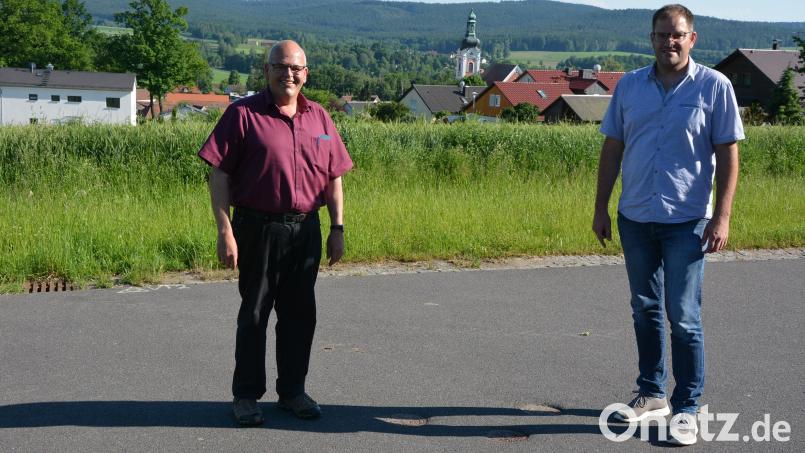 Bürgermeister Klaus Meyer (links) und Geschäftsleiter Stefan Döllinger im Sommer 2021 vor dem rund 2,7 Hektar großen Baugebiet „Ottenspitz“. Jetzt wurde der Auftrag für die Baugrund-Untersuchung vergeben. Entstehen werden hier 21 Bauparzellen, mit denen der großen Nachfrage nach Bauland in der Bädergemeinde Rechnung getragen werden soll. Archivbild: jr