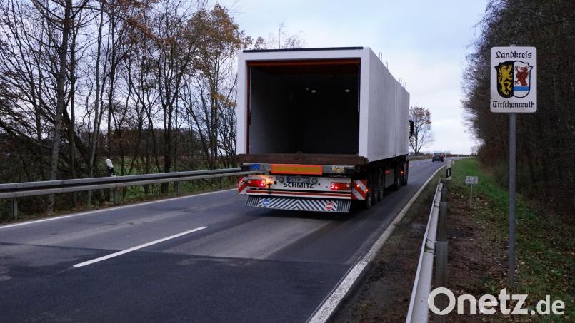 Bis zur Landkreis- und Bezirksgrenze wurde die Staatsstraße 2177 auf oberfränkischer Seite saniert und mit einer neuen Fahrbahndecke versehen.
Mit der ruhigen Fahrweise ist ab da Schluss. Schwerlastverkehr hat der Fahrbahn schon einiges abgefordert. Bild: bkr