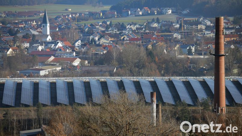 Die Freiflächen-Photovoltaikanlage auf dem ehemaligen Schlackenberg der Luitpoldhütte ist fast fertig. Auf diese Art der Energieerzeugung setzen die Klimaschützer. Bild: Wolfgang Steinbacher