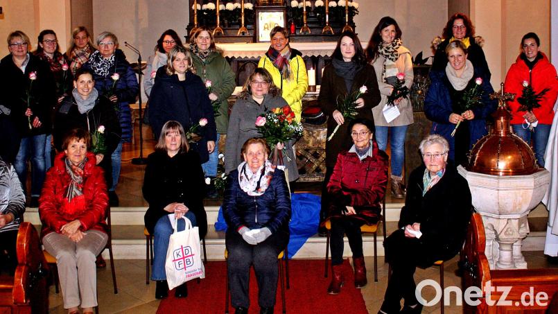 Der Frauenbund Rothenstadt stellt sich neu auf: Vorsitzende ist nun Birgit Meckl (stehend, Mitte), zweite Vorsitzende ist Tanja Dotzler (rechts von Meckl), dritte Vorsitzende ist Daniela Scharnagl (links von Meckl). Vorne sitzen die Geehrten. Bild: R. Kreuzer