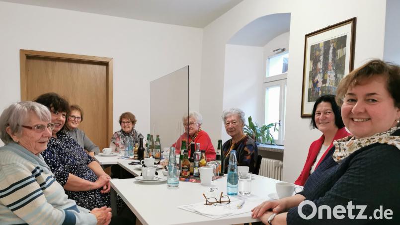 Reges Interesse verzeichnet die Aktion „Erzähl-Café mit Olga“. Beim jüngsten Treffen standen die Advents- und Weihnachtsbräuche im Mittelpunkt. Bild: Cornelia Stahl/exb