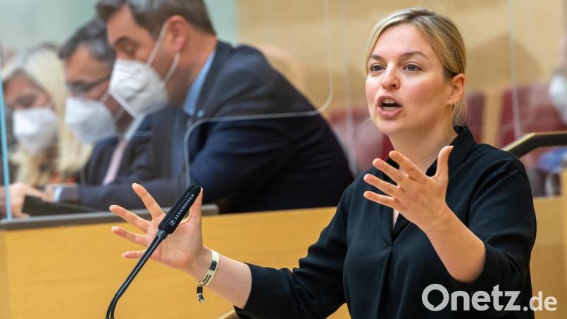 Katharina Schulze, Fraktionsvorsitzende Bündnis 90/Die Grünen im bayerischen Landtag, warf Ministerpräsident Markus Söder (CSU, im Hintergrund) Dreistigkeit vor. Bild:  Peter Kneffel/dpa