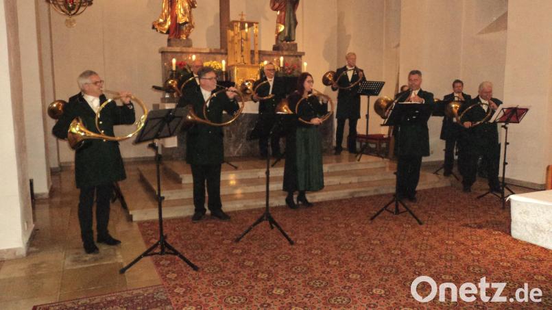 Die Parforcehornbläser mit Hornmeister Hubert Bäuml gestalteten die Hubertusmesse musikalisch. Bild: ksi