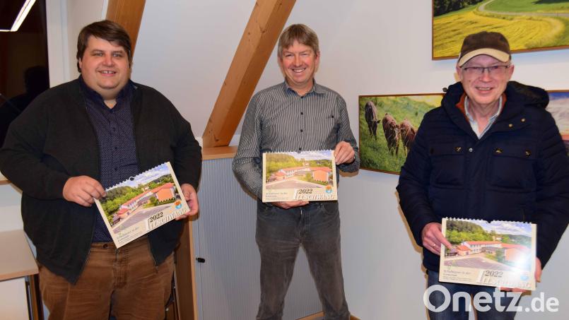Vorstellung des neuen Illschwang-Kalenders mit (von links) Erstem Bürgermeister Dieter Dehling, Heimatpfleger Richard Koller und Layout-Gestalter Werner Gleißner. Bild: no