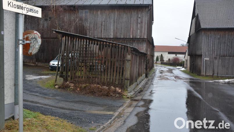 Im Zuge der Dorferneuerung soll der Kanal in der Klostergasse (Bild) in Kondrau erneuert werden. Diese Maßnahme ist wie viele andere Vorhaben im Abwasserbereich im Stadtgebiet auch, in dem jetzt verabschiedeten Förderantrag enthalten. Bild: jr