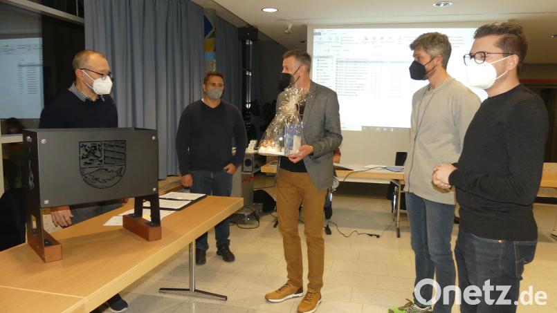 Von rechts: Korbinian Dunzer, Thomas Ott, Thomas Riedl und Bürgermeister Marcus Gradl gratulieren Karl Lorenz zum 70. Geburtstag und wünschen sich, dass er seine Erfahrungen noch lange im Stadtrat einbringt. Bild: rn